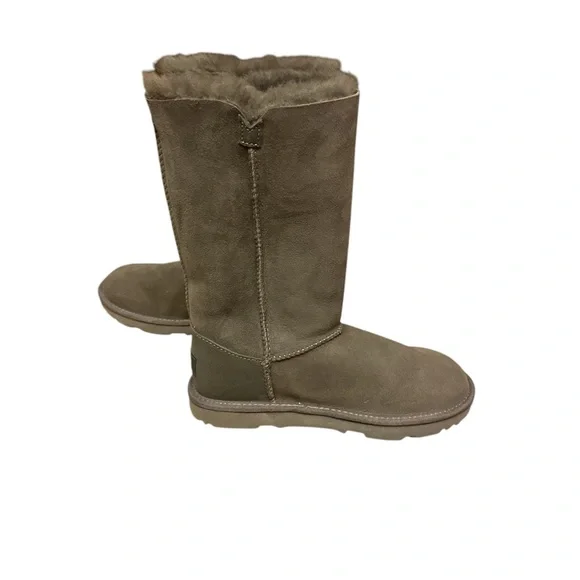 NIB Ugg Bailey button boots - Picture 2 of 6